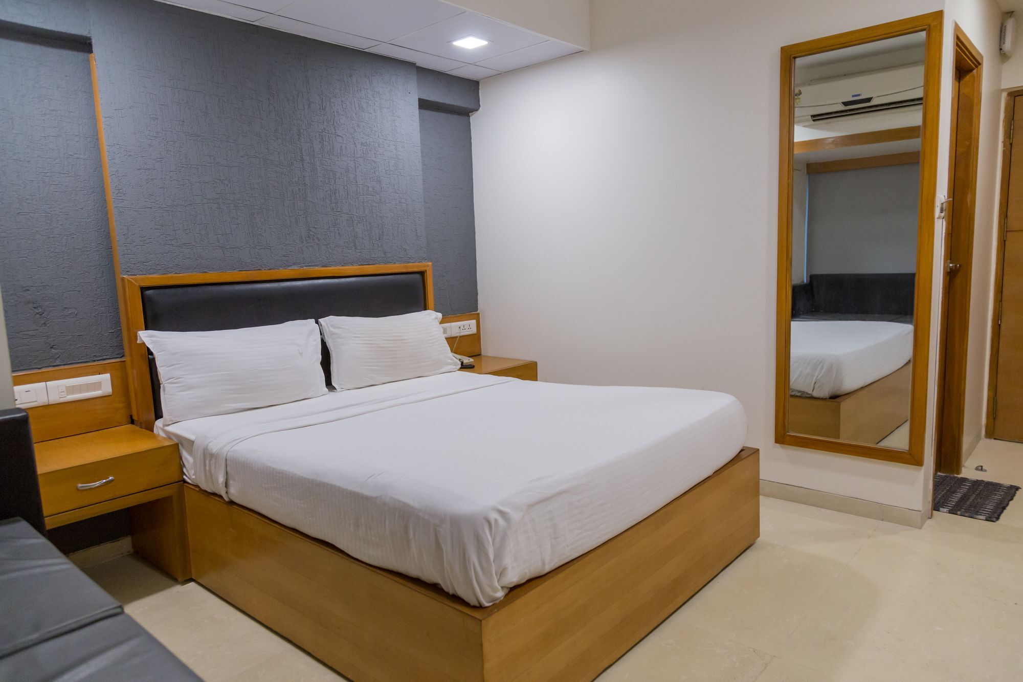 The Silver Leaf Hotel Ahmedabad Bagian luar foto